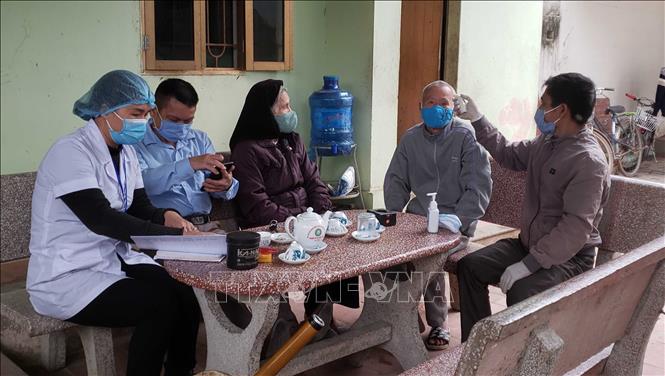 Trong ảnh: Người dân thôn Lương Câu được giám sát sức khỏe tại nhà. Ảnh: Hoàng Hùng - TTXVN 