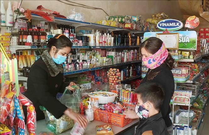 Trong ảnh: Người dân mua hàng tại một cửa hàng tạp hóa xã Sơn Lôi. Ảnh: Hoàng Hùng - TTXVN 