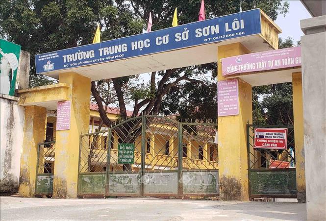 Trong ảnh: Trường Trung học cơ sở xã Sơn Lôi đóng cửa theo quy định phòng chống dịch. Ảnh: Hoàng Hùng - TTXVN 