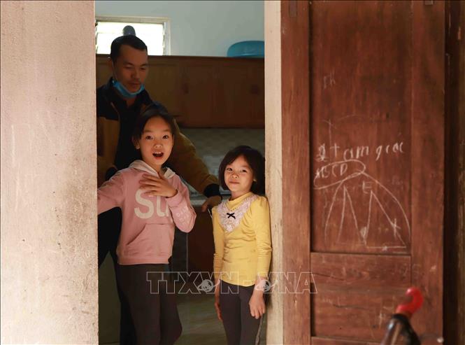 Trong ảnh: Hai cháu bé nhà anh Đặng Văn Long thôn Bá Cầu xã Sơn Lôi được cách ly tại nhà. Ảnh: Hoàng Hùng - TTXVN 