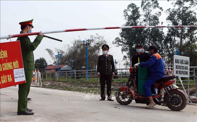 Trong ảnh: Nhân viên chở xăng dầu được phép vào phục vụ nhu cầu của bà con trong xã. Ảnh: Hoàng Hùng - TTXVN 