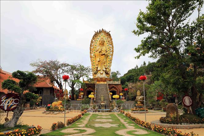 Trong ảnh: Tượng Phật đôi Quan Âm nằm trong khuôn viên tịnh xá Ngọc Hoà. Ảnh: Nhật Anh - TTXVN