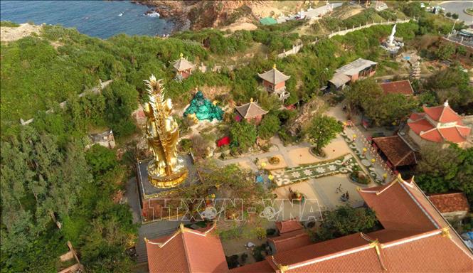 Trong ảnh: Tượng Phật đôi Quan Âm nằm trong khuôn viên tịnh xá Ngọc Hoà. Ảnh: Nhật Anh - TTXVN