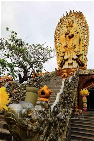 Trong ảnh: Tượng Phật đôi Quan Âm cao gần 30m nằm trong khuôn viên tịnh xá Ngọc Hoà. Ảnh: Nhật Anh - TTXVN