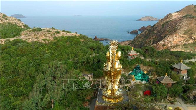 Trong ảnh: Một tượng quay về phía Nam đó là Quan Thế Âm Kiết Tường phù trợ cho rừng vàng, một tượng quay về phía Bắc là Quan Thế Âm Nam Hải phù trợ cho biển bạc. Ảnh: Nhật Anh - TTXVN