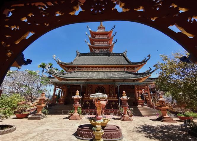 Trong ảnh: Với những dấu ấn mang phong cách riêng, kiến trúc của chùa Bửu Minh chính là sự kết hợp giữa hiện đại mà không mất đi phần cổ kính. Ảnh: Thành Đạt - TTXVN