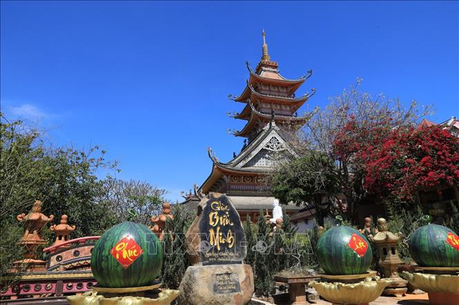 Trong ảnh: Nét riêng của chùa Bửu Minh là chỉ có một đòn dông duy nhất, với một mái trước và một mái sau dốc đến 45 độ, tạo dáng cao vút và thanh thoát như mái nhà rông Tây Nguyên. Ảnh: Thành Đạt - TTXVN