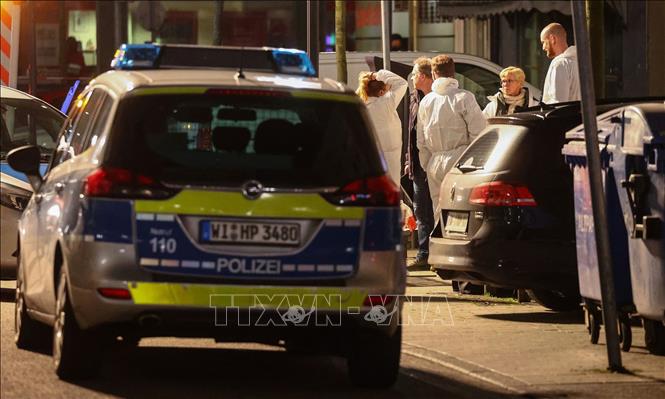 Trong ảnh: Lực lượng chức năng được triển khai tại hiện trường vụ xả súng ở thành phố Hanau, bang Hessen, miền Trung Đức. Ảnh: Reuters/TTXVN 