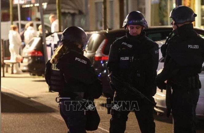 Trong ảnh: Lực lượng an ninh được triển khai tại hiện trường vụ xả súng ở thành phố Hanau, bang Hessen, miền Trung Đức. Ảnh: Reuters/TTXVN 