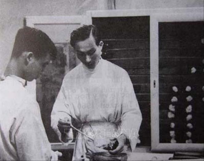 Trong ảnh: Giáo sư, bác sĩ Đặng Văn Ngữ (1910-1967) là bác sĩ y khoa nổi tiếng của nền y học hiện đại Việt Nam. Ông là bác sĩ đầu ngành nghiên cứu về ký sinh trùng ở Việt Nam. Ông được truy tặng Giải thưởng Hồ Chí Minh đợt một về lĩnh vực Y học. Ảnh: Tư liệu/TTXVN phát                        