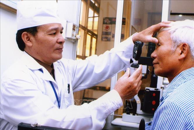 Gần 40 năm công tác, Thầy thuốc ưu tú, bác sĩ Trần Văn Thắng, Giám đốc Bệnh viện Mắt tỉnh Nam Định đã có hơn 20 công trình nghiên cứu khoa học và nhiều sáng kiến phục vụ công tác khám chữa bệnh, 6 lần được Tổng liên đoàn Lao động Việt Nam tặng Bằng 