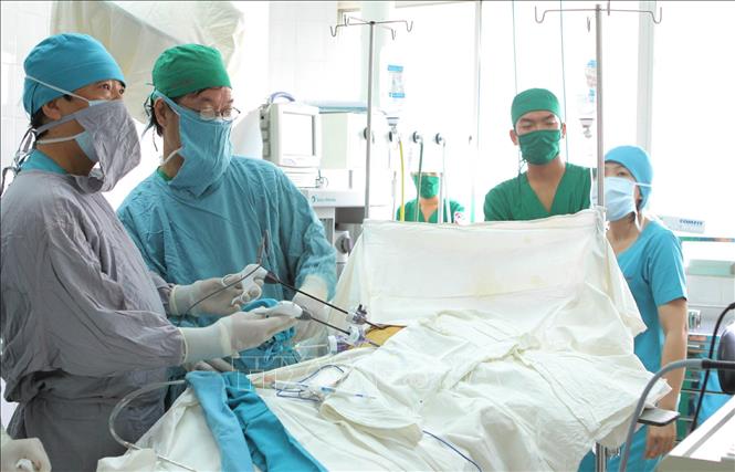 Hơn 25 năm công tác tại Bệnh viện Nhi Đồng 1 (TP Hồ Chí Minh), Thầy thuốc ưu tú, bác sĩ Đào Trung Hiếu (bên trái), Phó Giám đốc Bệnh viện đã triển khai an toàn, hiệu quả nhiều phương pháp phẫu thuật phức tạp; mở rộng phạm vi phẫu thuật, thực hiện thành công nhiều đề tài nghiên cứu khoa học có ý nghĩa thực tiễn. Ảnh: Phương Vy - TTXVN