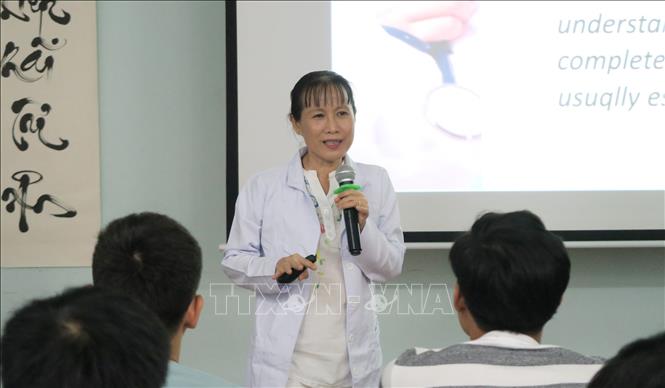 Trong ảnh: Thầy thuốc ưu tú, thạc sỹ, bác sỹ Hồ Phạm Thục Lan, Trưởng đơn vị chuyển hóa cơ xương, Trung tâm nghiên cứu y sinh, Trường Đại học Y khoa Phạm Ngọc Thạch là 1 trong 10 gương mặt được vinh danh tại giải thưởng Phụ nữ Việt Nam năm 2019. Với hàng chục bài báo cáo, công trình nghiên cứu khoa học, bác sỹ Hồ Phạm Thục Lan từng nhận được các giải thưởng danh giá như giải L’Oreal – UNESCO dành cho các nhà khoa học nữ năm 2015, giải thưởng Vinh danh Cống hiến 2016, giải thưởng Alexandre Yersin 2018 cho các công trình nghiên cứu xuất sắc. Ảnh: Đinh Hằng – TTXVN