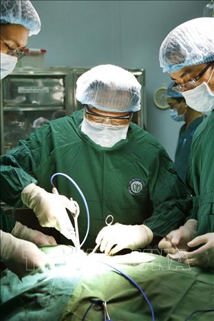 Phương pháp phẫu thuật nội soi điều trị các bệnh lý tuyến giáp của PGS.TS Trần Ngọc Lương, nguyên Giám đốc Bệnh viện Nội tiết Trung ương được giới y học quốc tế đặt biệt danh 