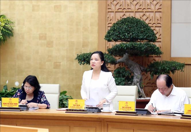 Trong ảnh: Trưởng ban Thi đua- Khen thưởng Trung ương Trần Thị Hà báo cáo tại phiên họp. Ảnh: Thống Nhất – TTXVN
