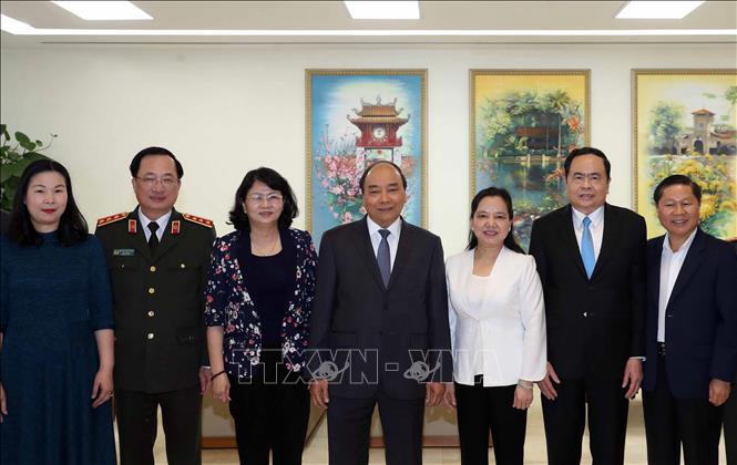 Trong ảnh: Thủ tướng Nguyễn Xuân Phúc, Chủ tịch Hội đồng Thi đua- Khen thưởng Trung ương và các đại biểu. Ảnh: Thống Nhất – TTXVN