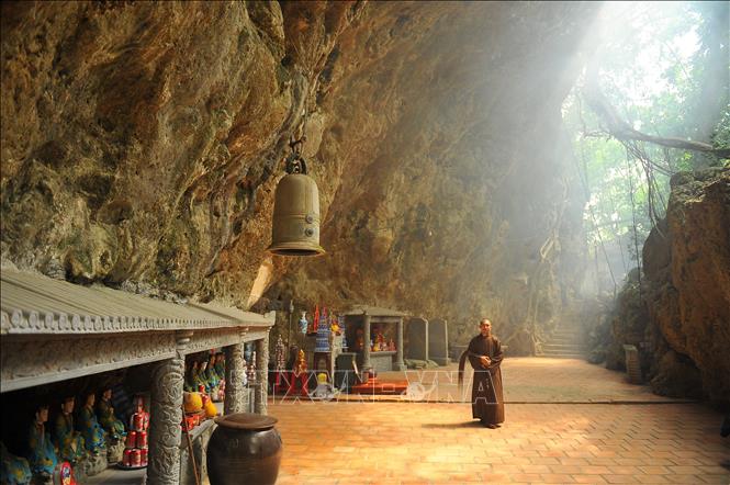 Trong ảnh: Động Thiên Tôn vẫn lưu giữ được nhiều hiện vật thờ tự có giá trị văn hóa, lịch sử. Ảnh: Minh Đức - TTXVN