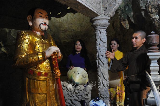 Trong ảnh: Trong động thờ Thần Trấn Vũ với nhiều truyền thuyết xuất hiện trong tín ngưỡng văn hoá của người Việt. Ảnh: Minh Đức - TTXVN