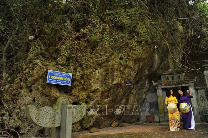 Trong ảnh: Nằm gọn trong lòng núi, bên một 