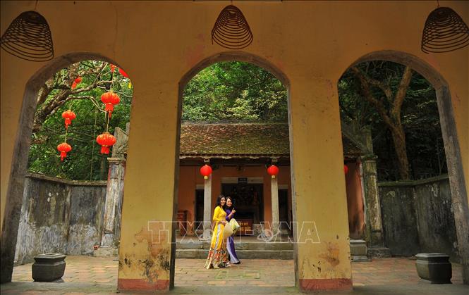 Trong ảnh: Trong khuôn viên chùa có Chùa cổ, động thờ Thánh, có phủ Mẫu cổ kính. Ảnh: Minh Đức - TTXVN