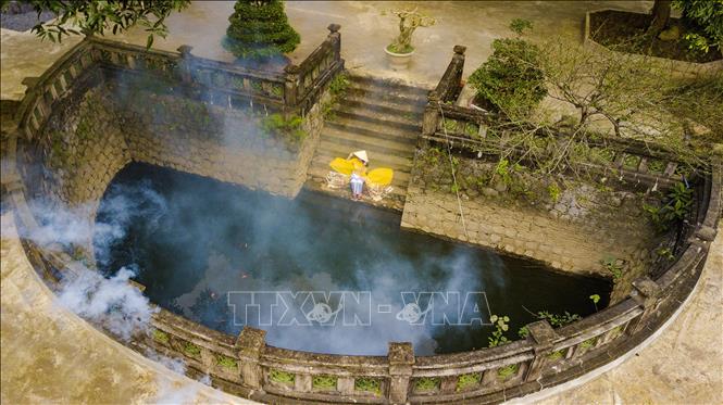 Trong ảnh: Hồ bán nguyệt mang nét cổ kính nằm trong khuôn viên chùa Thiên Tôn. Ảnh: Minh Đức - TTXVN