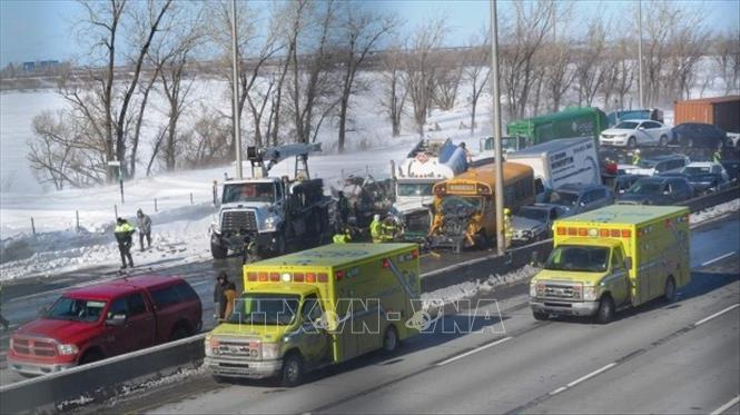 Trong ảnh: Hiện trường vụ đâm xe liên hoàn trên đường cao tốc ở La Prairie, phía Nam thành phố Montreal, Canada ngày 19/2/2020. Ảnh: CTV News/TTXVN