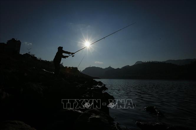 Trong ảnh: Nước sông Đà xuống thấp một 