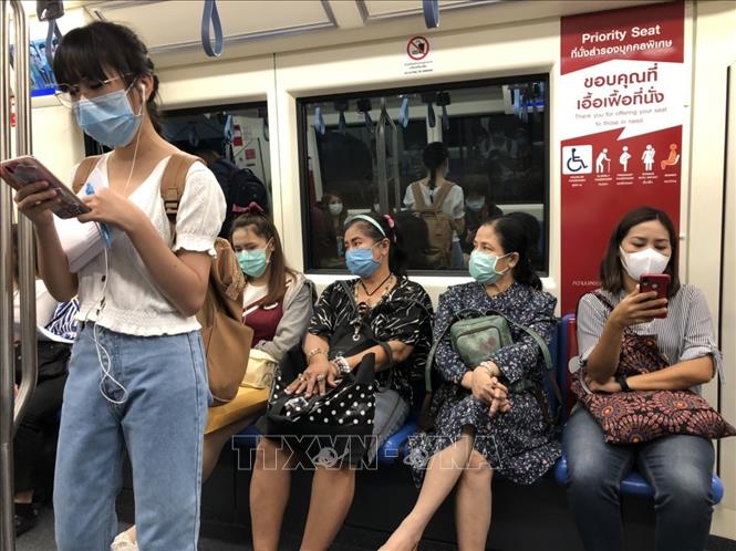 Trong ảnh: Người dân Thái Lan đeo khẩu trang tự bảo vệ mình trước dịch  COVID-19 khi đi tàu điện ngầm ở thủ đô Bangkok. Ảnh: Ngọc Quang - PV TTXVN tại Thái Lan