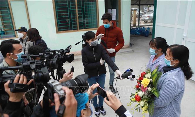 Photo: The patients in reply reporters' queries over their hospital discharge. VNA Photo: Hoàng Hùng