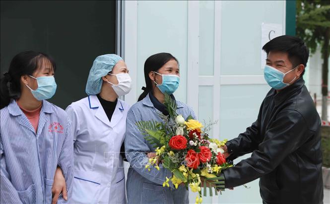 Photo: Congratulating the patients over their hospital discharge. VNA Photo: Hoàng Hùng