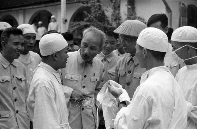 Trong ảnh: Chủ tịch Hồ Chí Minh thăm Bệnh viện Quân y Hải Phòng (5/1957). Ảnh: TTXVN