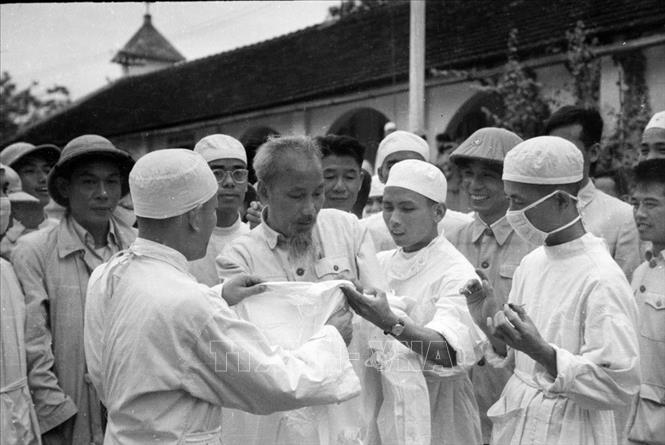 Trong ảnh: Chủ tịch Hồ Chí Minh thăm Bệnh viện Quân y Hải Phòng (5/1957). Ảnh: TTXVN