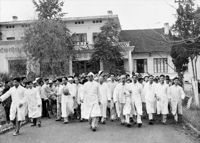 Trong ảnh: Chủ tịch Hồ Chí Minh thăm Bệnh viện Bạch Mai (Hà Nội). Ảnh: TTXVN