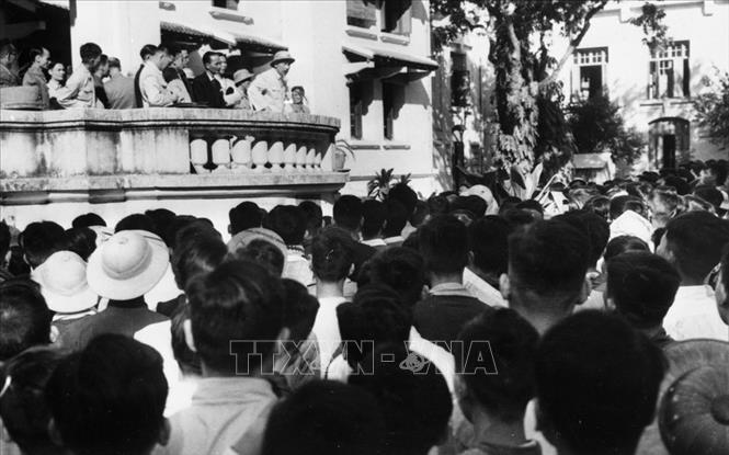 Trong ảnh: Chủ tịch Hồ Chí Minh nói chuyện với giảng viên, sinh viên trường Đại học Y Dược Hà Nội (14/1/1955). Ảnh: Tư liệu TTXVN