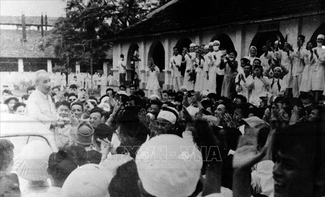 Trong ảnh: Chủ tịch Hồ Chí Minh thăm Viện Quân y Hải Phòng (5/1957). Ảnh: TTXVN