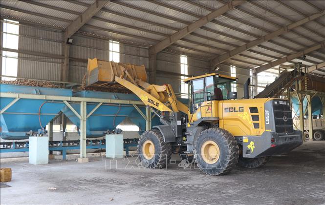 Trong ảnh: Công nhân sản xuất tại nhà máy tinh bột sắn của Công ty TNHH Thương mại Chế biến nông - lâm sản - đường Vạn Phát, huyện Krông Pa. Ảnh: Hoài Nam - TTXVN