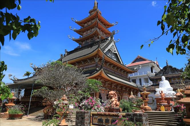 Trong ảnh: Bên phải sân chùa có tượng Thích Ca lộ thiên cao hơn 3 mét trong thế ngồi thiền, cùng pho tượng Thích Ca ở thế nằm (dài 11 mét). Ảnh: Thành Đạt - TTXVN