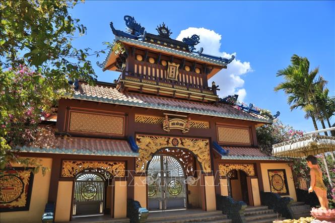 Trong ảnh: Tam quan của chùa được xây dựng theo mô hình “Hiển Lâm Các” của Đại nội Huế, có 5 mái (tượng trưng cho ngũ phước). Ảnh: Thành Đạt - TTXVN