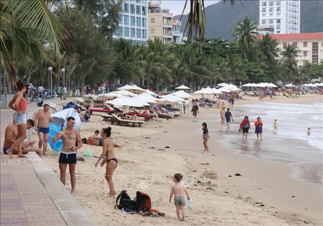 Photo: Tourists, most from Russia, visit the Hon Chong beach. VNA Photo: Tiên Minh
