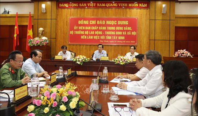 Trong ảnh: Bộ trưởng Bộ Lao động - Thương binh và Xã hội Đào Ngọc Dung làm việc tại Tây Ninh. Ảnh: Lê Đức Hoảnh-TTXVN
