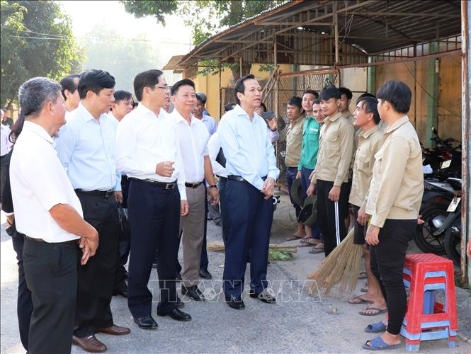 Trong ảnh: Bộ trưởng Bộ Lao động - Thương binh và Xã hội Đào Ngọc Dung và Bí thư Tỉnh ủy Tây Ninh Phạm Viết Thanh thăm hỏi các học viên cơ sở cai nghiện ma túy tỉnh Tây Ninh tại xã Tân Hưng, huyện Tân Châu, Tây Ninh. Ảnh: Lê Đức Hoảnh-TTXVN
