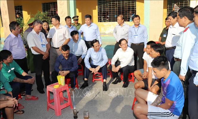 Trong ảnh: Bộ trưởng Bộ Lao động - Thương binh và Xã hội Đào Ngọc Dung và Bí thư Tỉnh ủy Tây Ninh Phạm Viết Thanh thăm hỏi các học viên cơ sở cai nghiện ma túy tỉnh Tây Ninh tại xã Tân Hưng, huyện Tân Châu, Tây Ninh.Ảnh: Lê Đức Hoảnh-TTXVN
