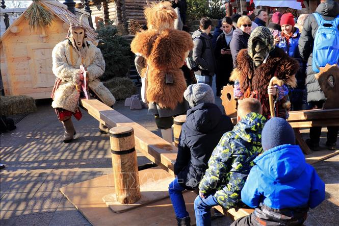 Maslenitsa: Chào mừng đến với lễ hội Maslenitsa, nơi người dân Nga vui chơi, ăn uống và đặc biệt là rước lửa để tiễn đưa mùa đông đi và đón chào mùa xuân mới. Hãy xem bức ảnh này để hiểu rõ hơn về lễ hội này.