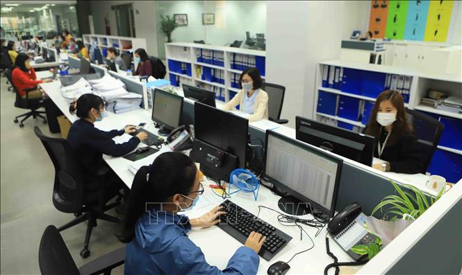 Trong ảnh: Nhân viên văn phòng Công ty TNHH sản xuất hàng may mặc Việt Nam tại Khu công nghiệp Bá Thiện 2 đeo khẩu trang khi làm việc. Ảnh: Hoàng Hùng -TTXVN