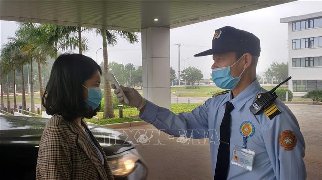 Trong ảnh: Khách đến làm việc tại các công ty trong Khu công nghiệp Bá Thiện 2, huyện Bình Xuyên được đo kiểm tra thân nhiệt. Ảnh: Hoàng Hùng - TTXVN