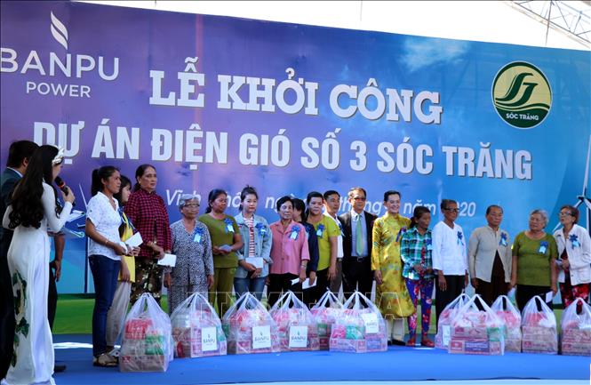 Trong ảnh: Lãnh đạo Tập đoàn Banpu trao tặng quà cho hộ nghèo thị xã Vĩnh Châu tại lễ khởi công. Ảnh: Trung Hiếu - TTXVN  