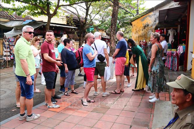 Photo: The number of foreign tourists to Hoi An rebounds after a period of decline due to the COVID-19 threat. VNA Photo: Đoàn Hữu Trung