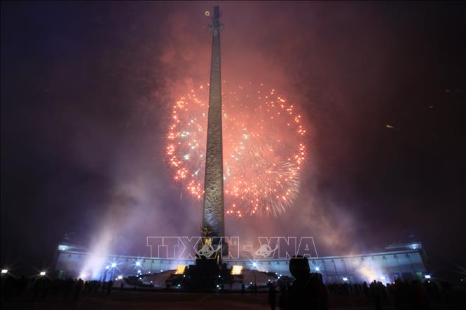 Trong ảnh: Pháo hoa trên đồi Poklonnaya trong công viên Chiến thắng ở thủ đô Moskva. Ảnh: Trần Hiếu - Pv TTXVN tại LB Nga