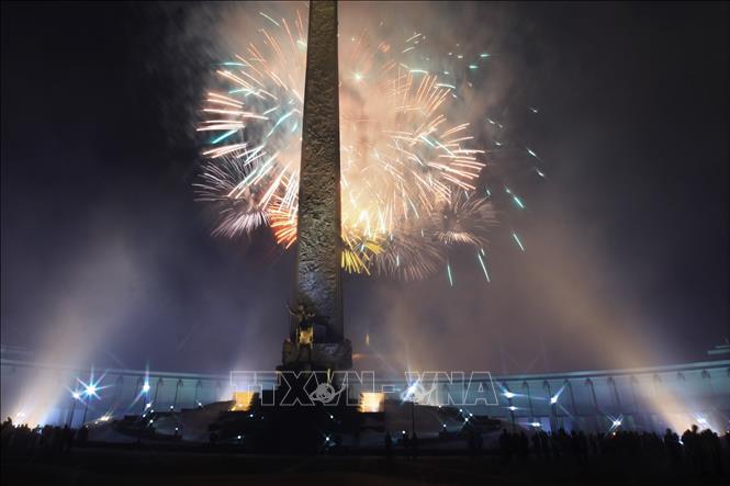 Trong ảnh: Pháo hoa trên đồi Poklonnaya trong công viên Chiến thắng ở thủ đô Moskva.Ảnh: Trần Hiếu - Pv TTXVN tại LB Nga