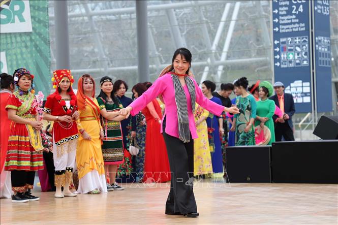 Photo: A performance at the festival. VNA Photo: Mạnh Hùng